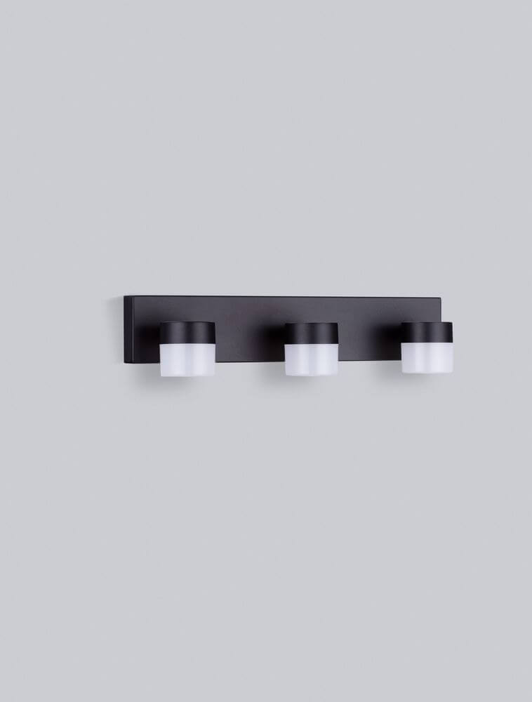 Teko LED Wandleuchte 3-flammig 3000K Schwarz IP44 an grauem Hintergrund
