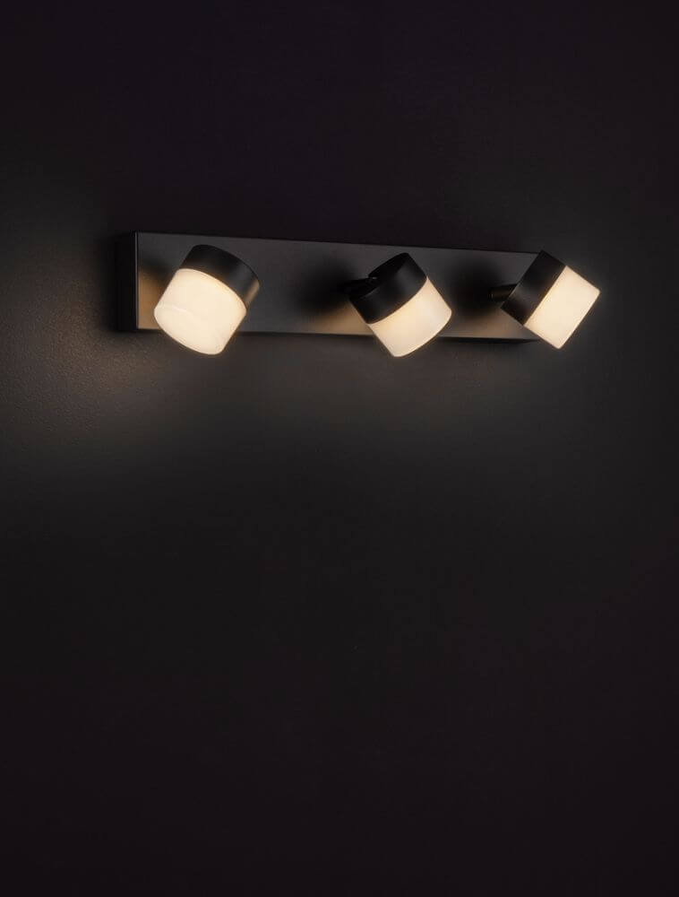 Teko LED Wandleuchte 3-flammig 3000K Schwarz IP44 an einer dunklen Wand montiert