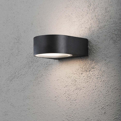 Teramo Außen-Wandleuchte Schwarz, opales Glas an einer Wand montiert, stilvolles Design für Außenbereiche.