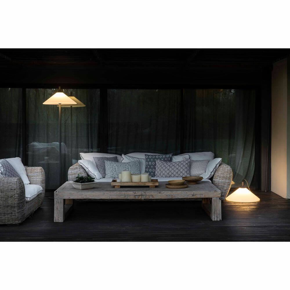 Terrassenleuchte HUE mit Kabelstecker IP65 Grau, Weiß beleuchtet eine gemütliche Terrasse mit Sitzmöbeln.