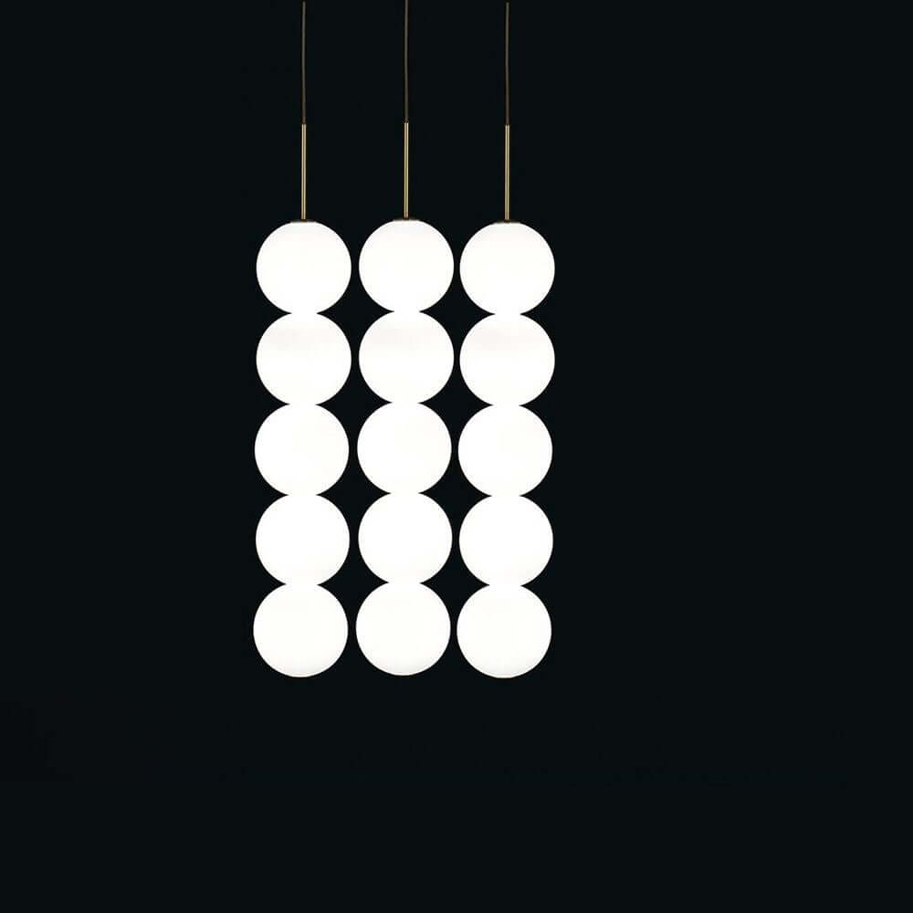 Terzani Abacus LED Design-Hängelampe 3er mit modularen, weißen Leuchtenkugeln an elegantem Design.