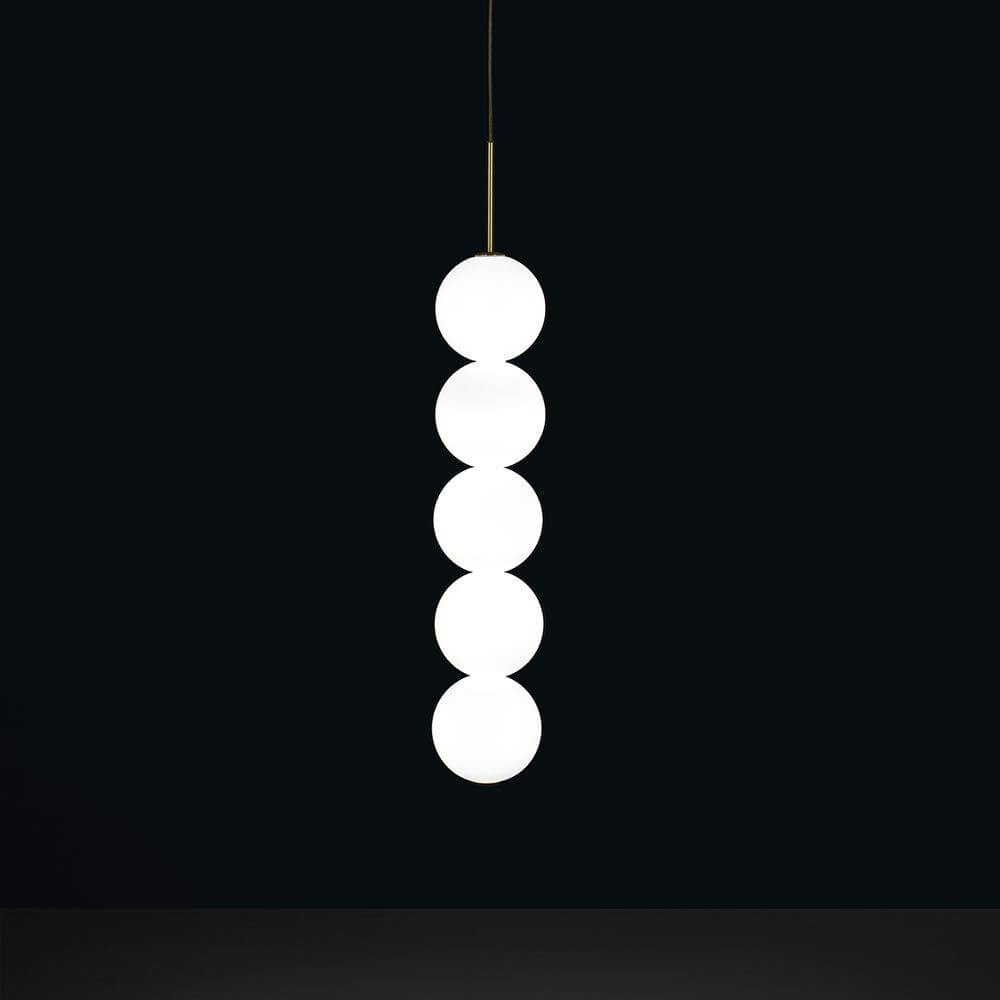 Terzani Abacus LED Design-Pendelleuchte 1er mit fünf Kugeln auf schwarzem Hintergrund.