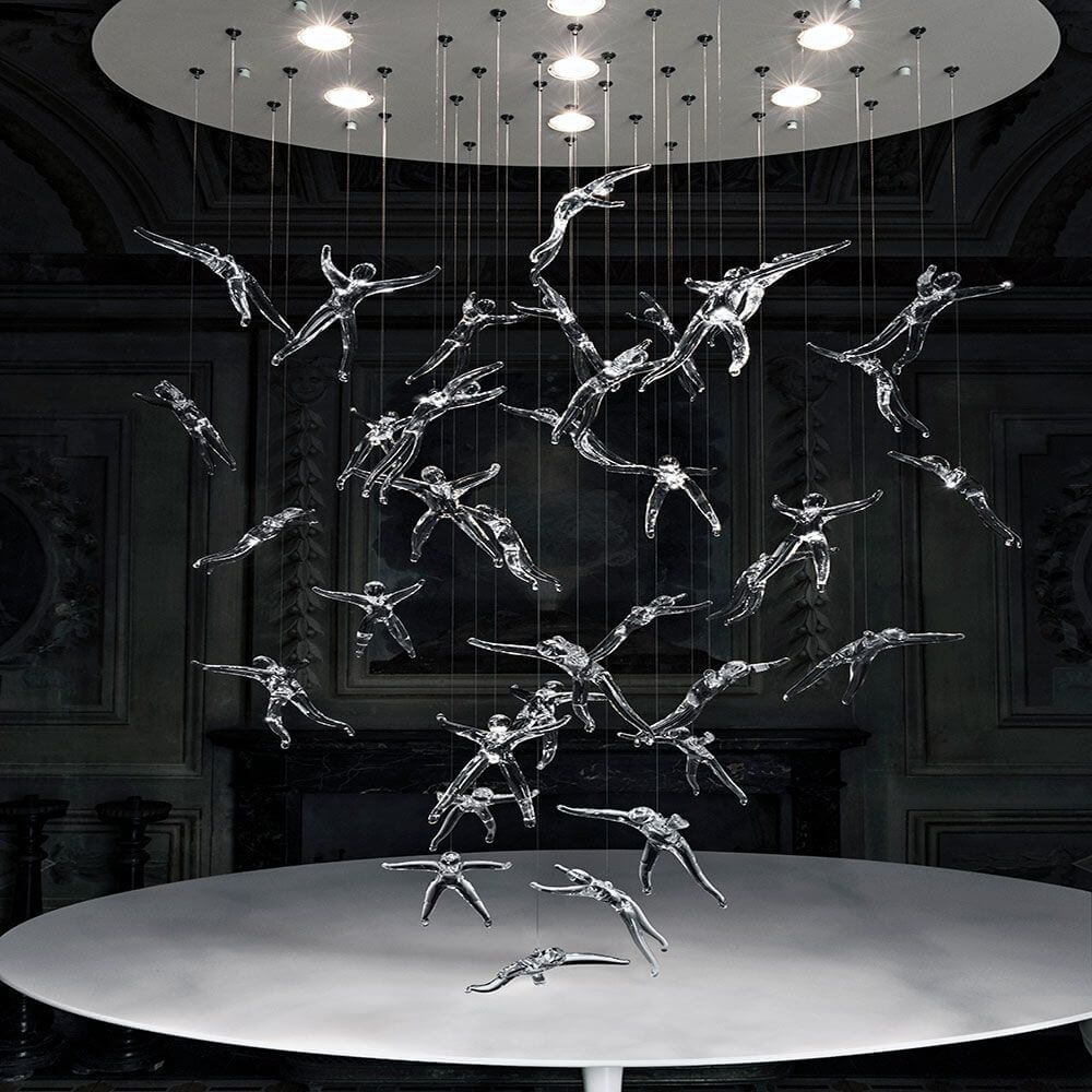 Terzani Angel Falls Hängeleuchte mit handgefertigten Kristallengeln, beleuchtet von Halogen- oder LED-Lampen.
