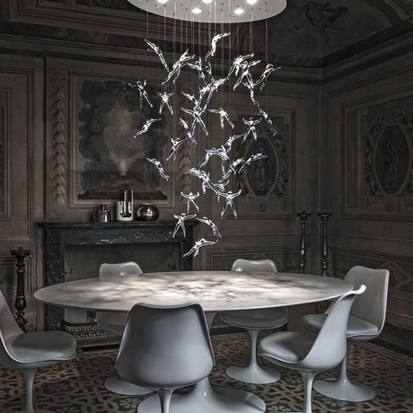 Terzani Angel Falls Hängeleuchte im eleganten Esszimmer mit modernem Tisch und Stühlen.