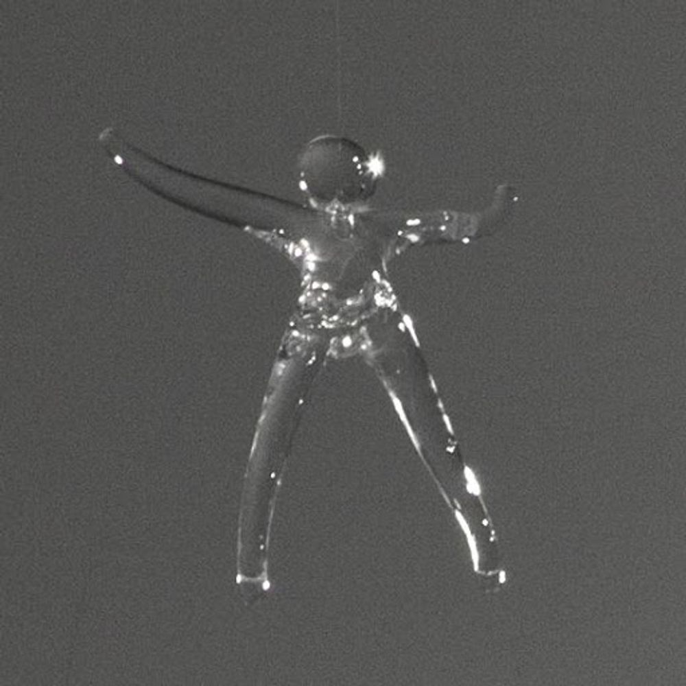 Terzani Angel Falls Single Ersatzteil hängende Glasfigur mit ausgestreckten Armen auf hellem Hintergrund.