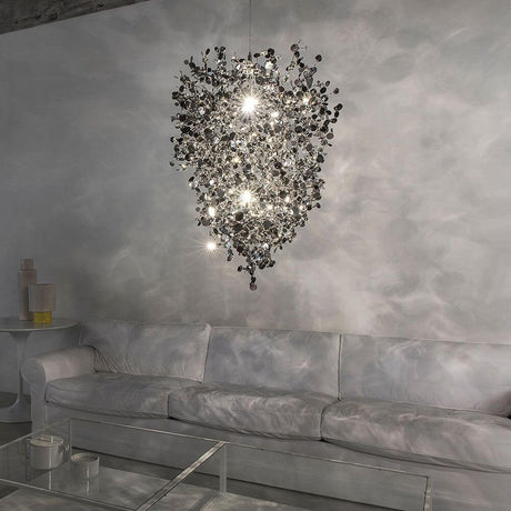 Terzani Argent Design-Hängeleuchte Ø 70cm in modernem Wohnzimmer mit grauer Couch.