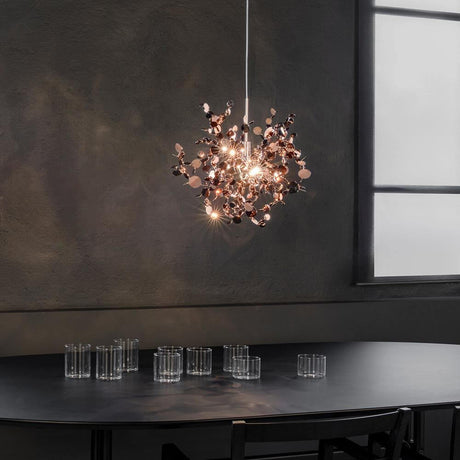 Terzani Argent Design-Pendelleuchte Ø 40cm in einem modern gestalteten Raum über einem Tisch.