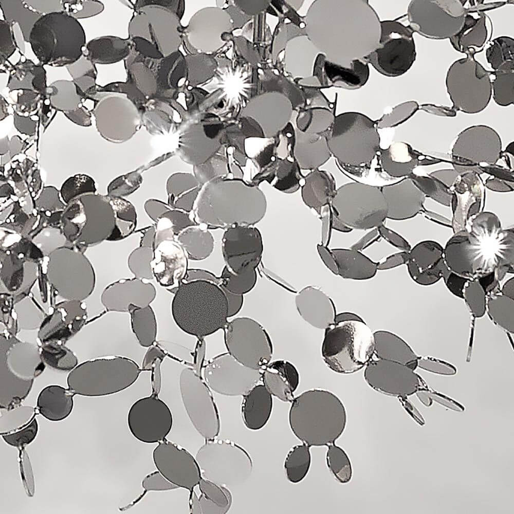 Detailaufnahme der Terzani Argent Design-Tischlampe mit schimmernden Metallscheiben in Silberoptik.