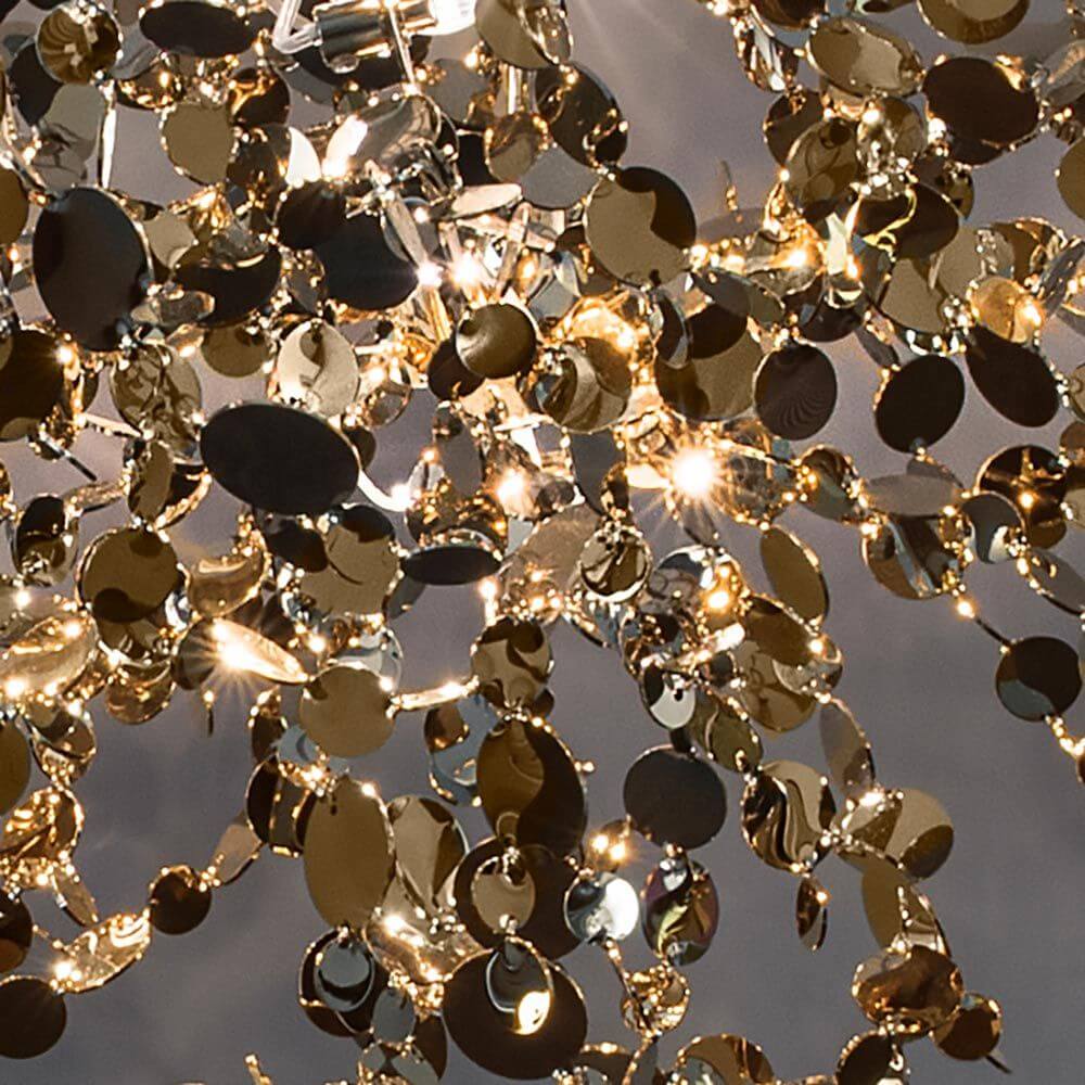 Detailansicht der Terzani Argent Design-Tischlampe mit goldenen Metallscheiben, die schimmerndes Licht reflektieren.