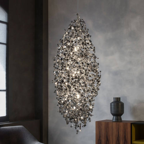 Terzani Argent XXL Design-Hängelampe Ø 60cm in modernem Wohnzimmer mit schimmerndem Licht.