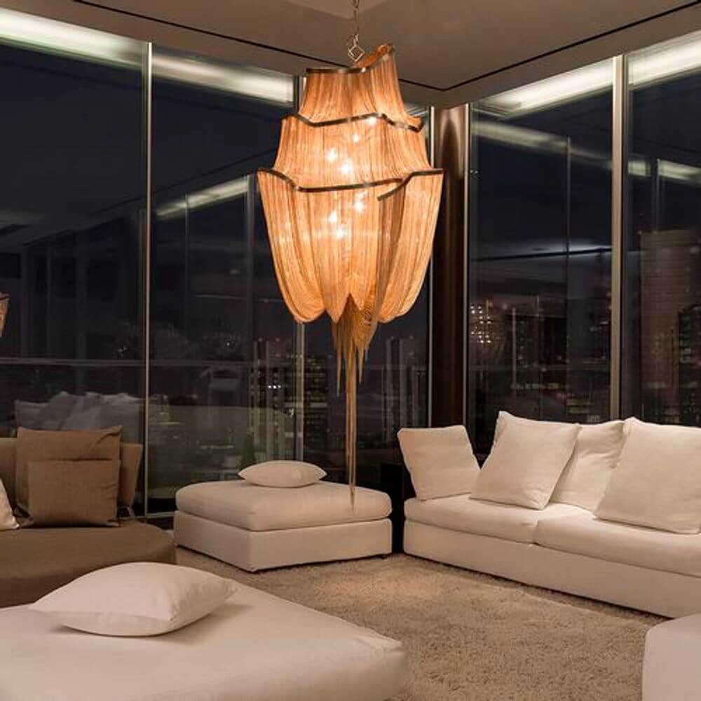 Terzani Atlantis Design-Pendelleuchte in modernem Wohnraum, kreiert eine gemütliche Atmosphäre mit schimmerndem Licht.