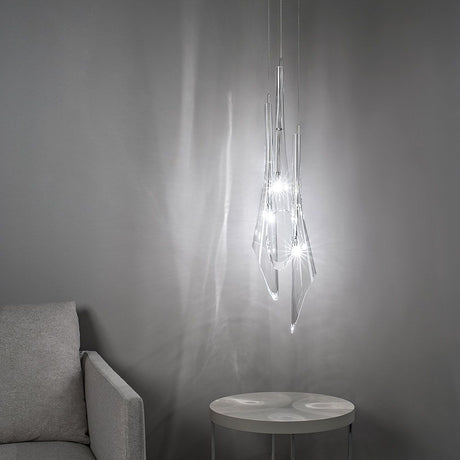 Terzani Calle Glas Esstischlampe 3er hängend über einem Tisch in modernem Wohnzimmer.