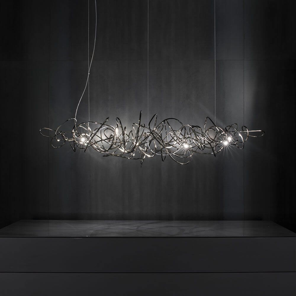 Elegante Terzani Doodle Design-Esstischlampe 135cm in der Luft mit dynamischen Formen und weichem Licht.