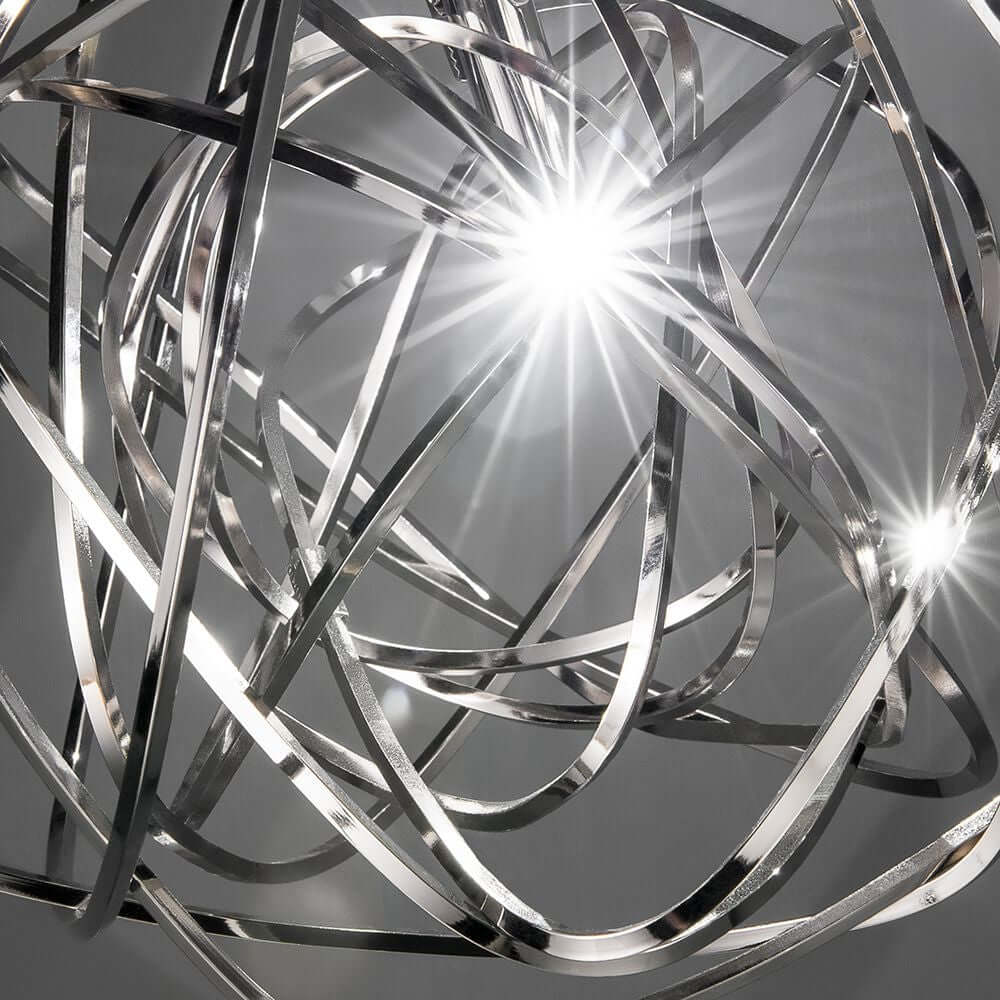 Nahaufnahme der Terzani Doodle Hängelampe mit glänzenden Metallstreifen und Lichtreflexionen.