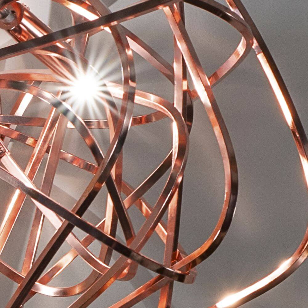 Detail der Terzani Doodle Tischlampe mit verwebten Kupferdrähten und strahlendem Licht.