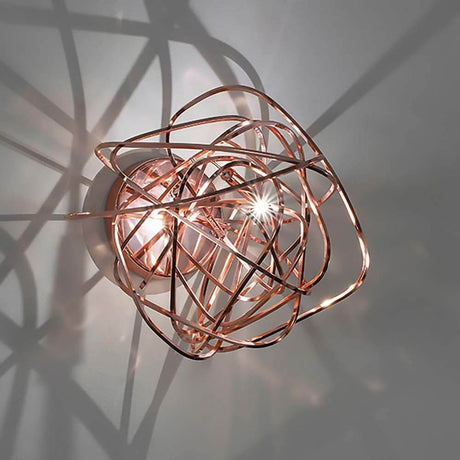 Terzani Doodle Wandlampe mit einzigartigem Design und handgefertigten Elementen, die dynamische Lichtmuster erzeugen.