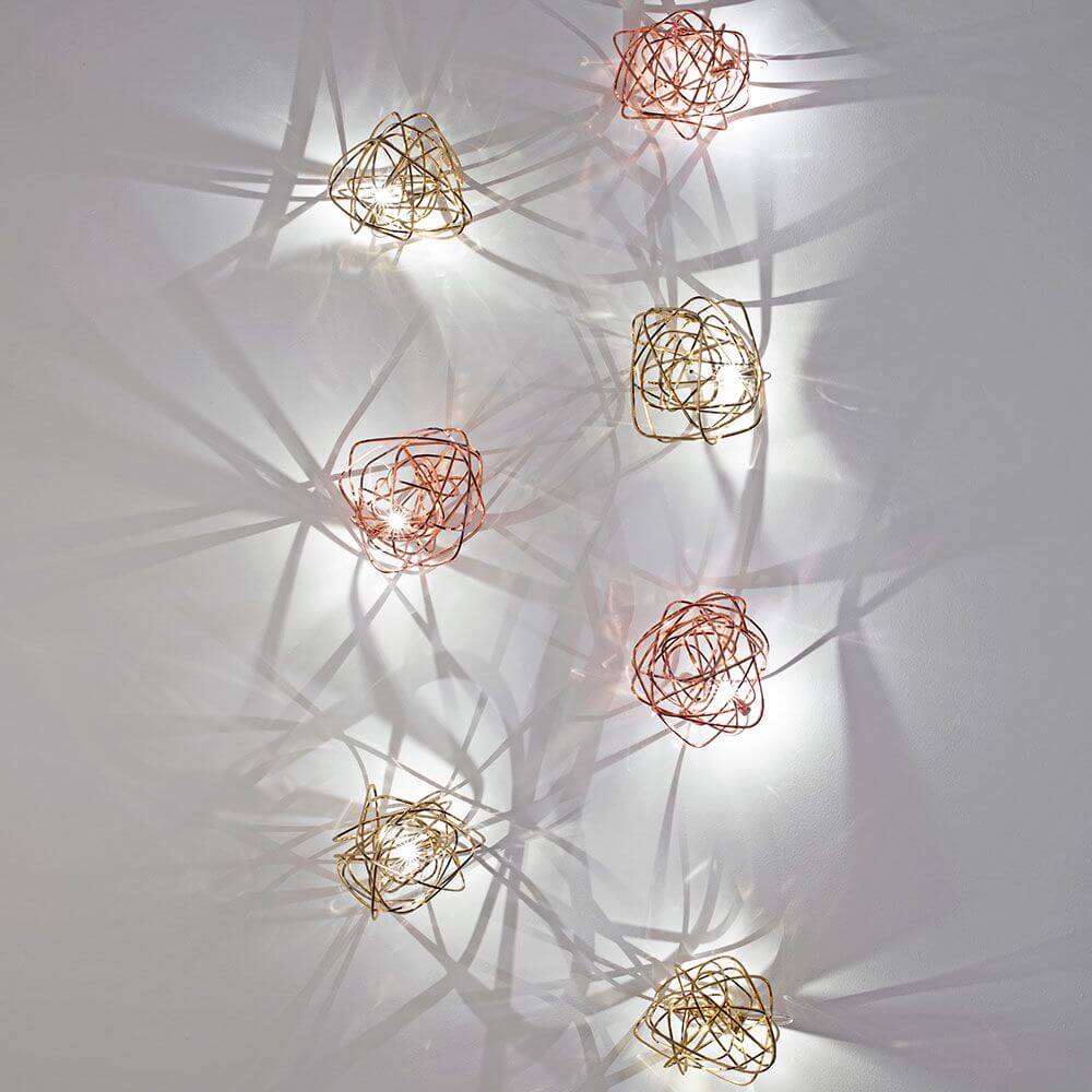 Terzani Doodle Wandlampe mit einzigartigen, handgefertigten Lichtobjekten, die dynamische Schatten werfen.