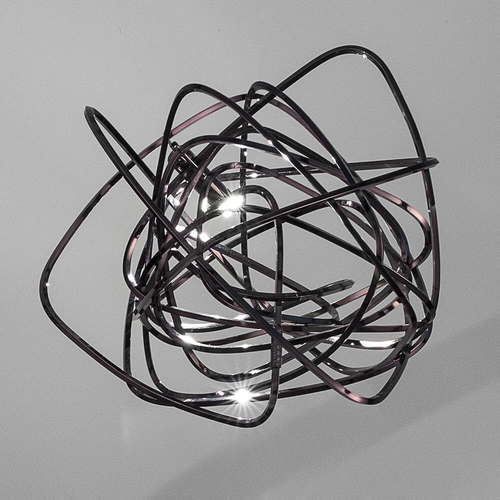 Terzani Doodle Wandlampe in einzigartigem design mit dynamischen, verwobenen Linien und Lichtakzenten.