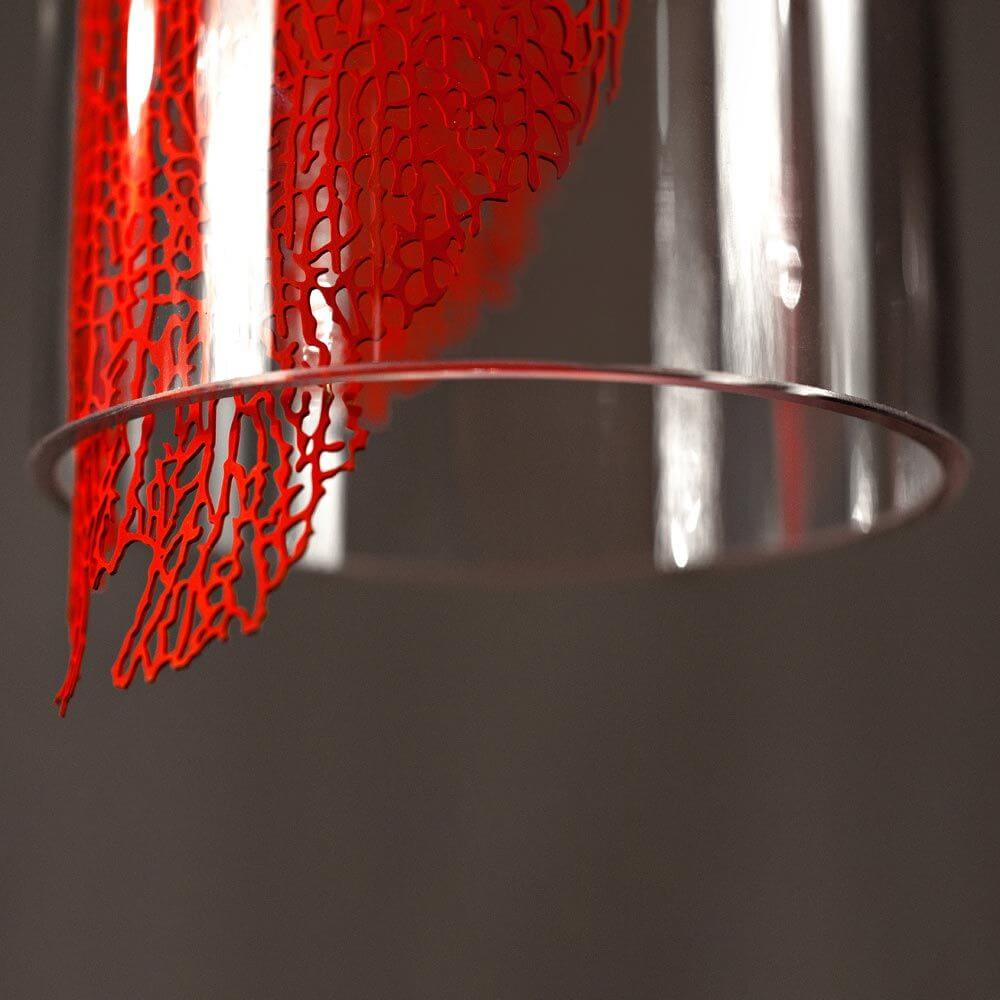Detailansicht der Terzani Frame Design-Pendelleuchte mit rotem Metallkorallenblatt im Borosilikatglas.