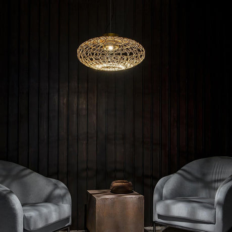 Terzani G.R.A Design-Hängeleuchte Ø 50cm in stilvollem Raum, umgeben von modernen Sessel und eleganten Akzenten.