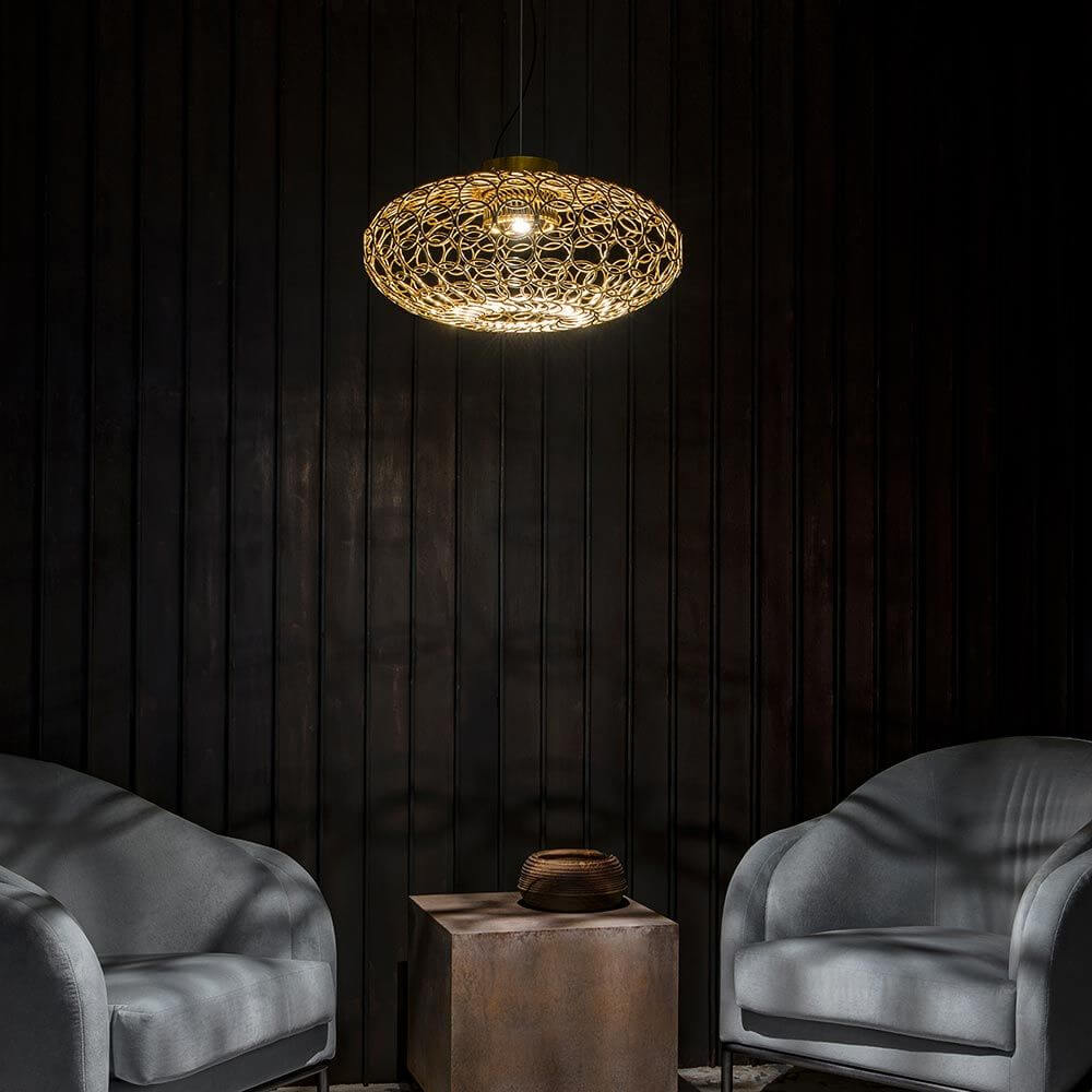 Terzani G.R.A Design-Hängeleuchte Ø 50cm in stilvollem Raum, umgeben von modernen Sessel und eleganten Akzenten.