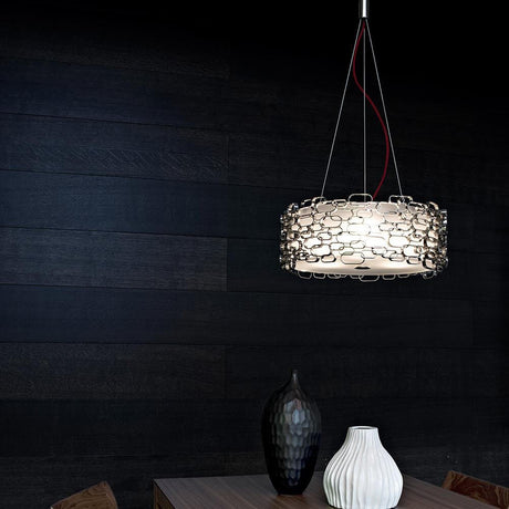 Terzani Glamour Design-Hängelampe Ø 45cm in einem modernen Wohnzimmer mit dunkler Wand.