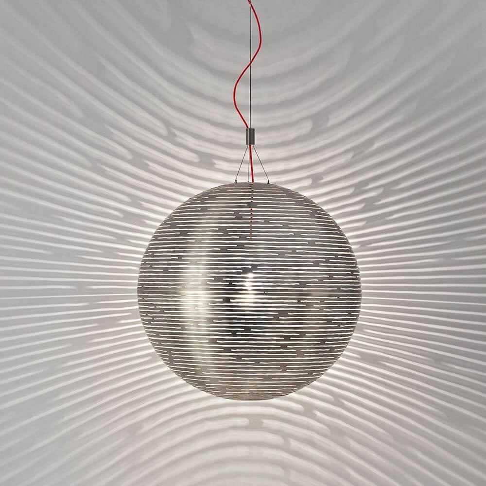 Terzani Magdalena Design-Hängeleuchte mit lasergeschnittenen Öffnungen, erzeugt faszinierende Licht- und Schattenmuster.