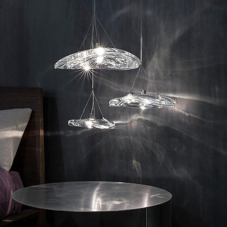 Terzani Manta LED Design-Hängeleuchte 3er mit geschwungenen, welligen Kristall-Linien und sanftem Licht.
