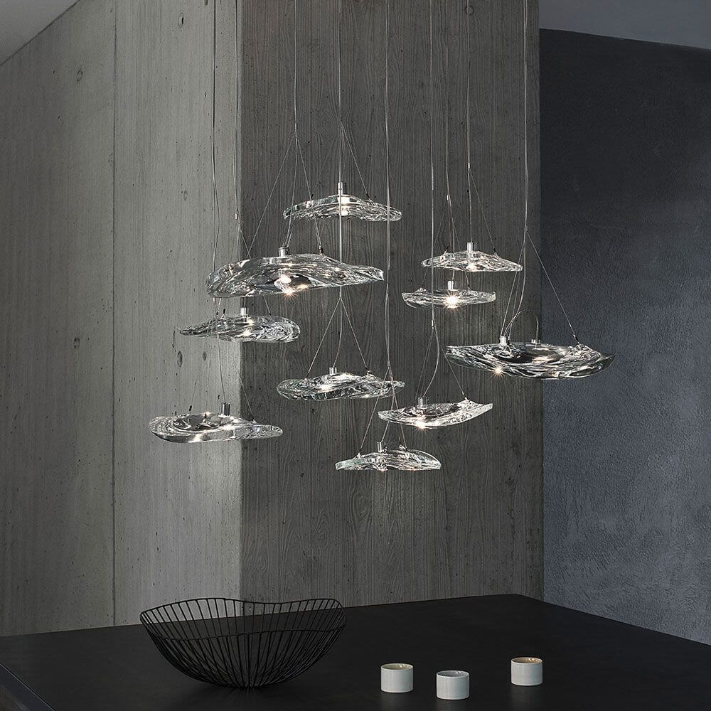 Terzani Manta LED Pendelleuchte mit geschwungenen Kristallelementen in modernem Raumdesign.