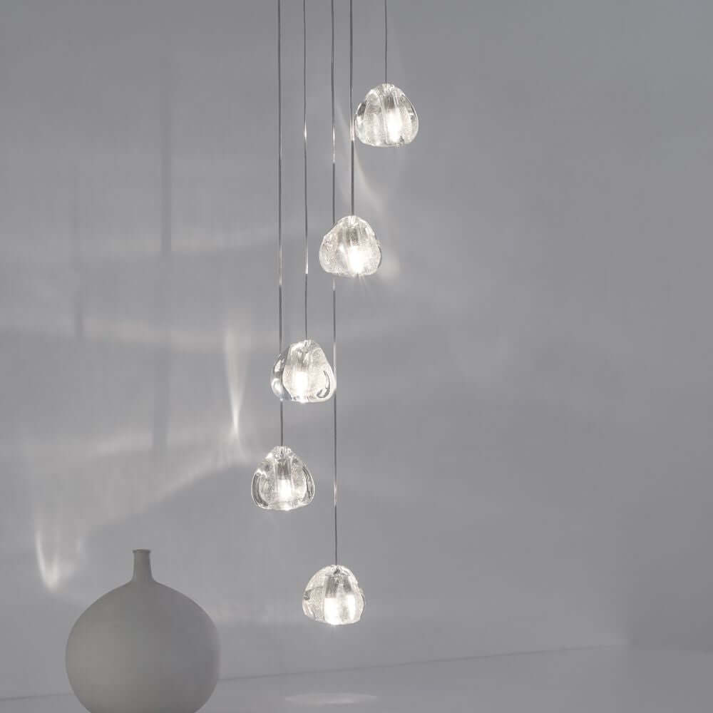 Terzani Mizu Design Hängeleuchte 5er Ø 28cm, einzigartige Kristallformen hängen von der Decke in modernem Raum.
