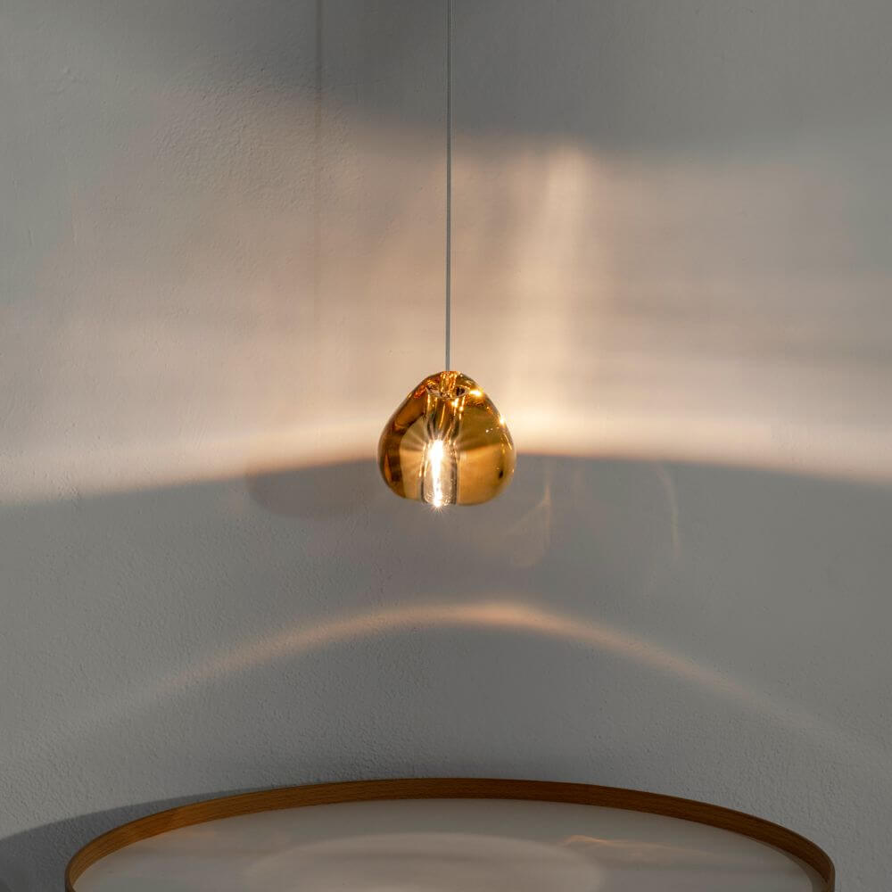 Terzani Mizu Pendelleuchte mit einzigartigem Kristall, der Lichtbrechung von Wasser emuliert.