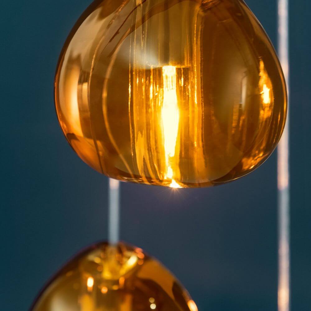 Detailaufnahme der Terzani Mizu XXL Designlampe 26-flammig mit bernsteinfarbenen Kristallen.