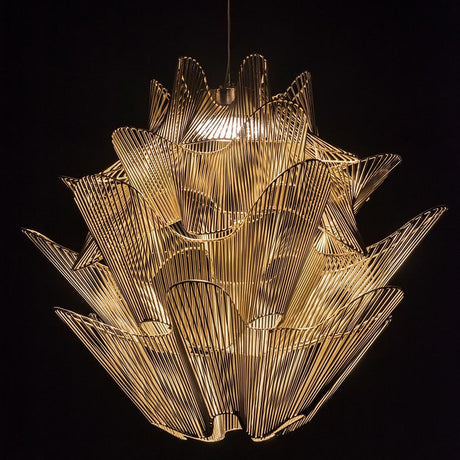 Terzani Moiré Design Kronleuchter Ø 65cm mit welleförmigen Metallstäben und warmem Licht.