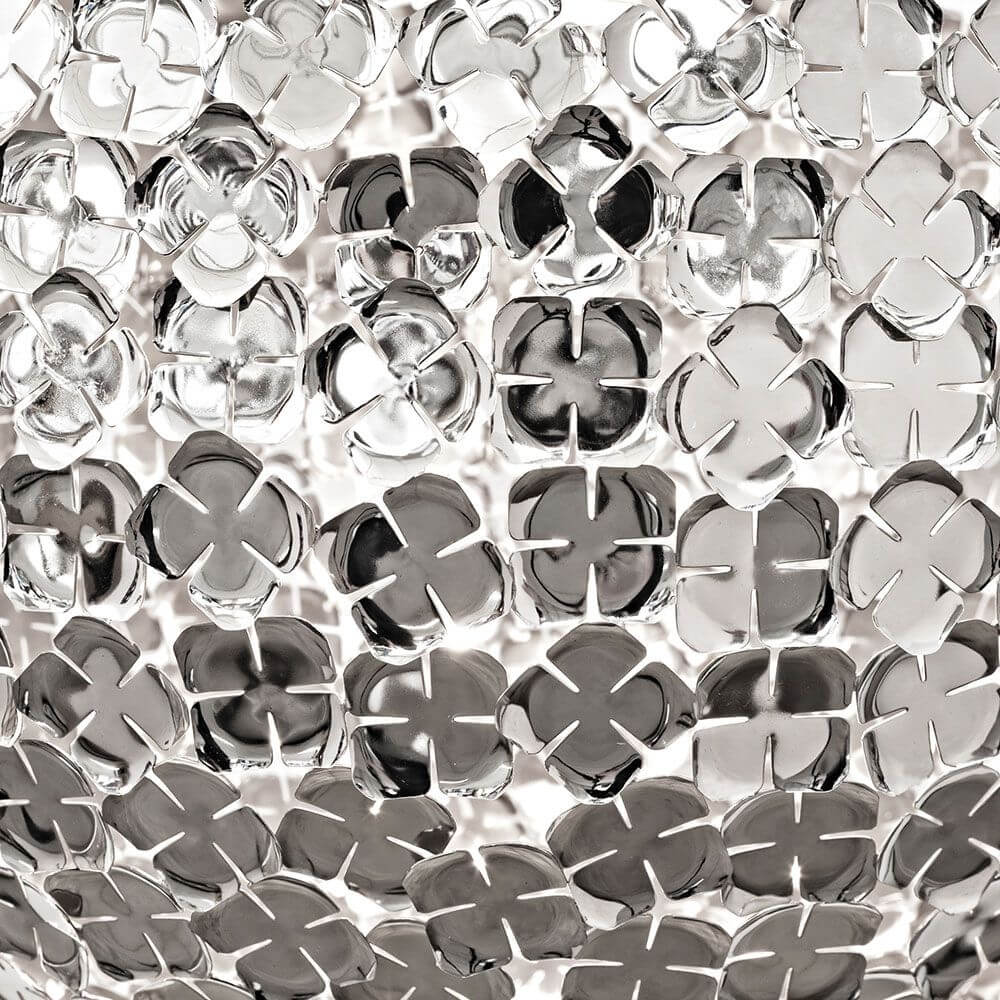 Detailansicht der handgelöteten „Blütenblätter“ der Terzani Orten'zia Design-Tischlampe in vernickeltem Finish.