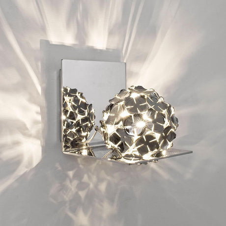 Terzani Orten'zia Design-Wandlampe mit handgelöteten Blütenblättern, die einen einzigartigen Glanz ausstrahlen.