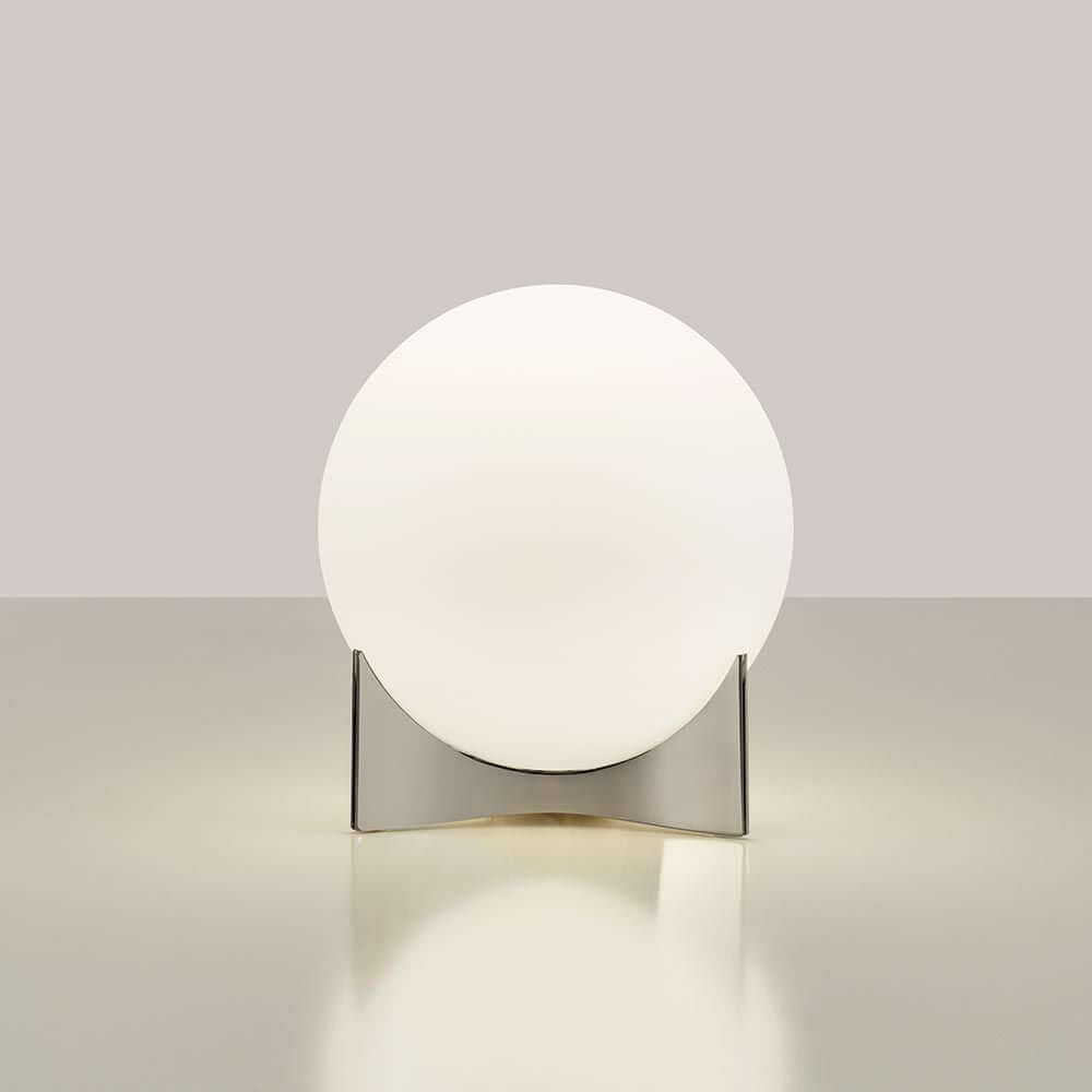 Terzani Oscar Design-Tischlampe auf einem Tisch, mit sanftem, diffusen Licht und modernem Design.