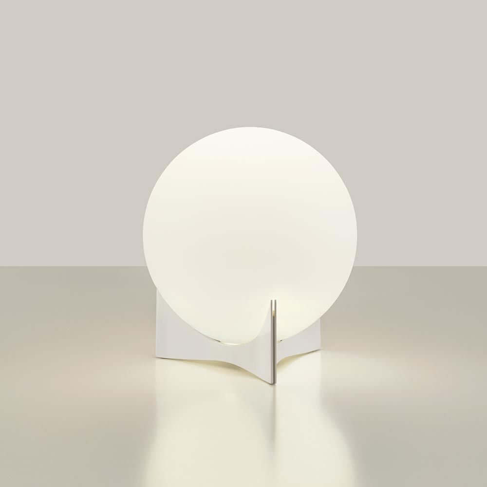 Terzani Oscar Design-Tischlampe mit runder, milchweißer Glaskugel auf eleganter Basis.