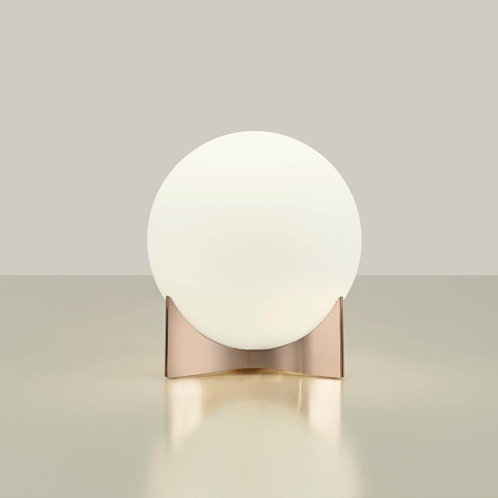 Terzani Oscar Design-Tischlampe mit rundem, weißem Lampenschirm und glänzendem, roségoldenem Sockel.