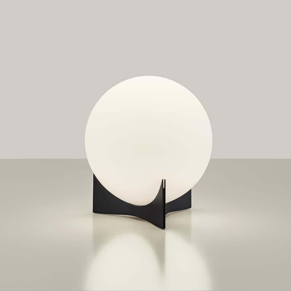 Terzani Oscar Design-Tischlampe auf einem eleganten Tisch mit sanfter Beleuchtung.
