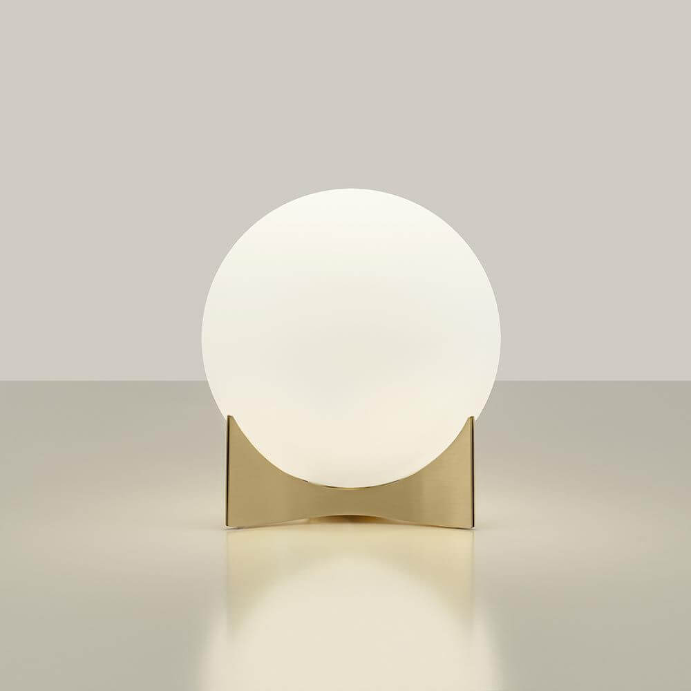 Terzani Oscar Design-Tischlampe mit rundem milchigem Lampenschirm auf modernem Sockel.