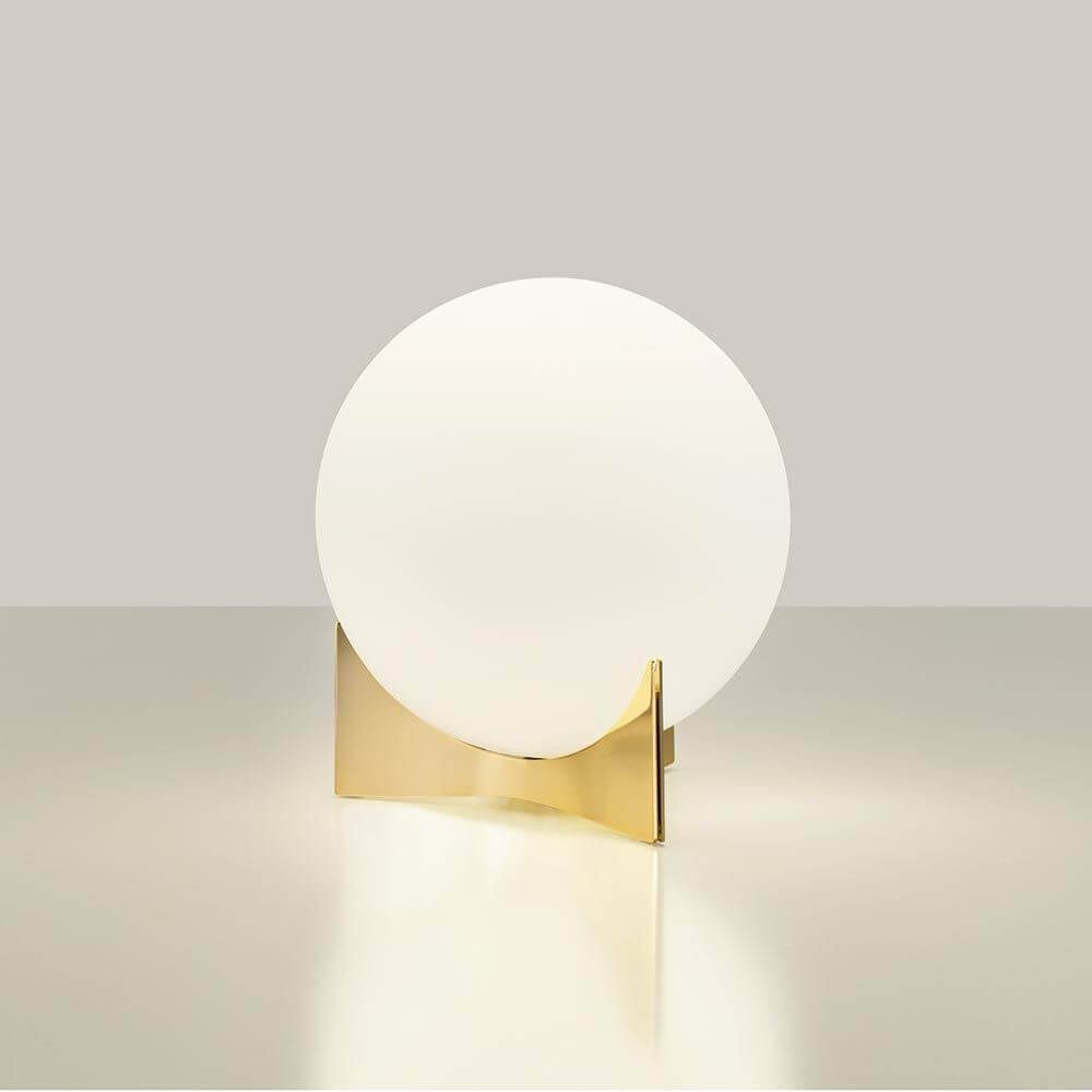 Terzani Oscar Design-Tischlampe mit elegantem goldenen Fuß und runder, opaler Lichtquelle.