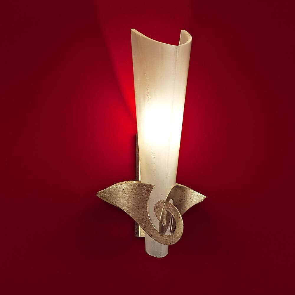 Terzani Phantom Design-Wandleuchte in weiß satiniertem Glas mit dekorativer Lichtstimmung.