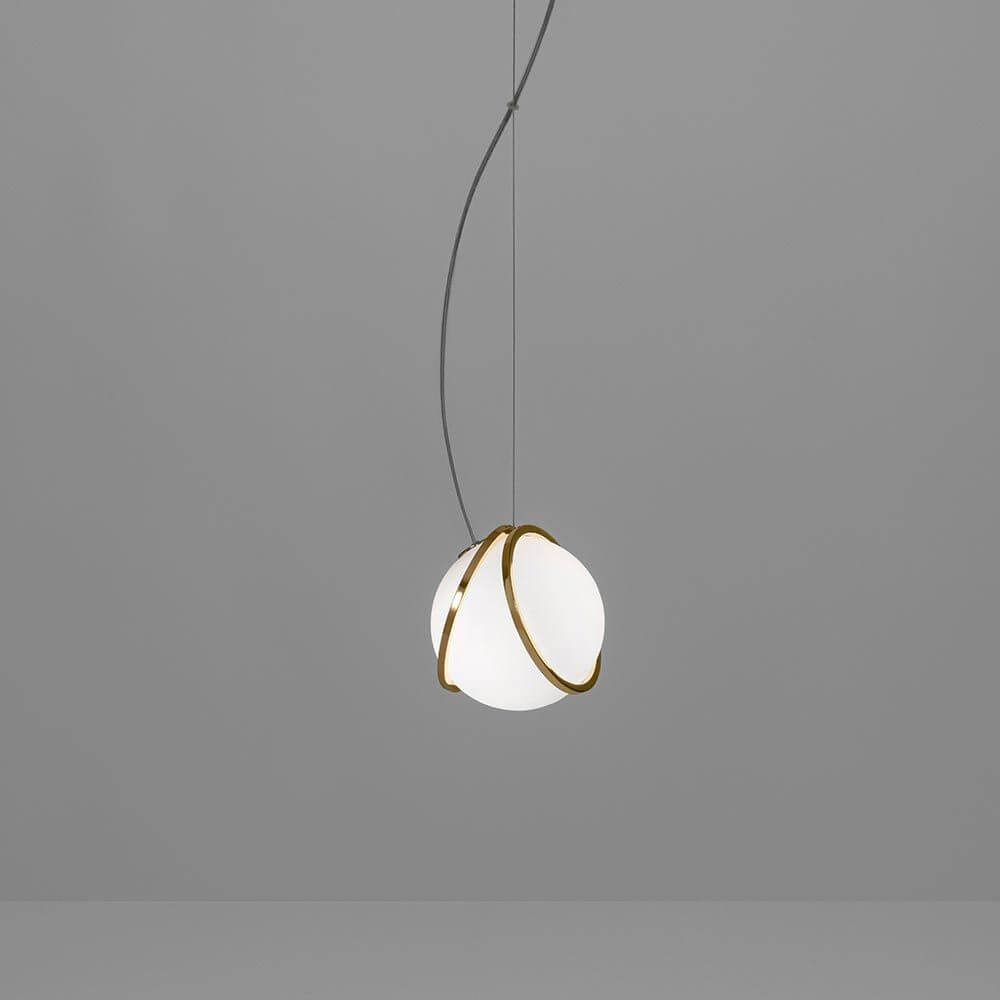 Hängelampe Pug von Terzani mit sphärischer Form, goldener Umrandung und zeitlosem Design.