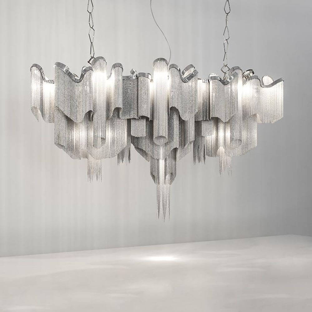 Terzani Stream Design-Hängelampe mit elegantem Design und einzigartigem Lichtspiel aus Metallkette.