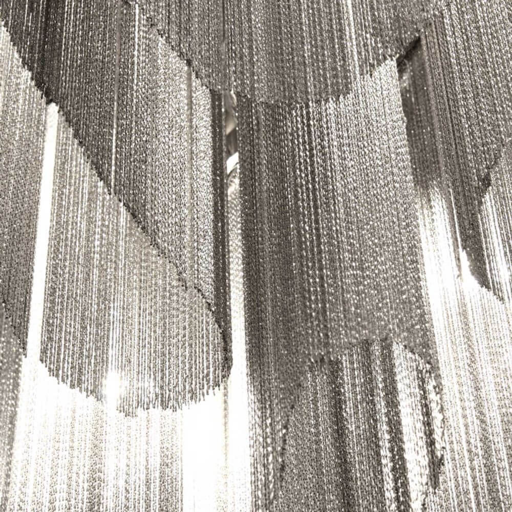 Detailansicht der Terzani Stream Design-Hängelampe mit Metallketten, die eindringliches Licht erzeugen.