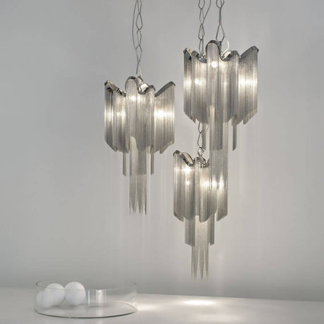 Terzani Stream Design-Lüster mit Metallketten und sanftem Licht in modernem Raum