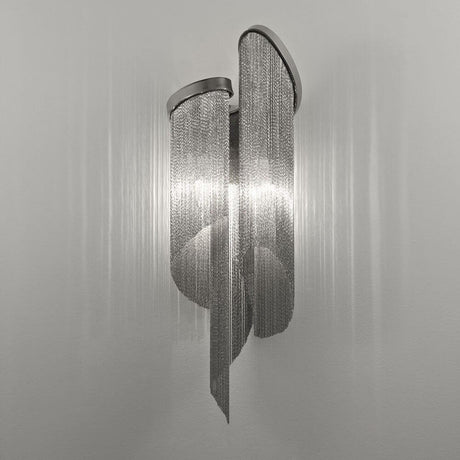 Terzani Stream design væglampe i et moderne rum, strålende lysreflektioner fra metalkæder.