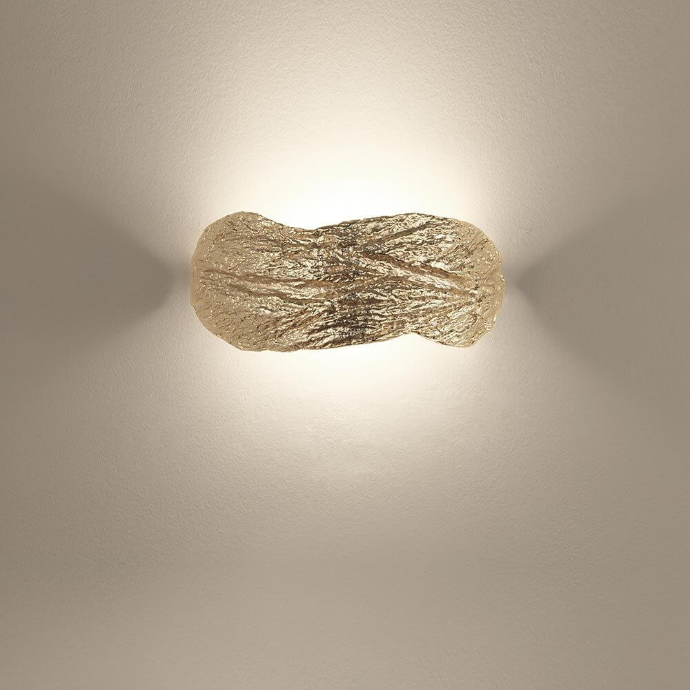 Terzani Wabi Design-Wandlampe in elegantem Goldton, inspiriert von natürlicher Textur und Harmonie.
