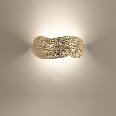 Terzani Wabi Design-Wandlampe in elegantem Goldton, inspiriert von natürlicher Textur und Harmonie.