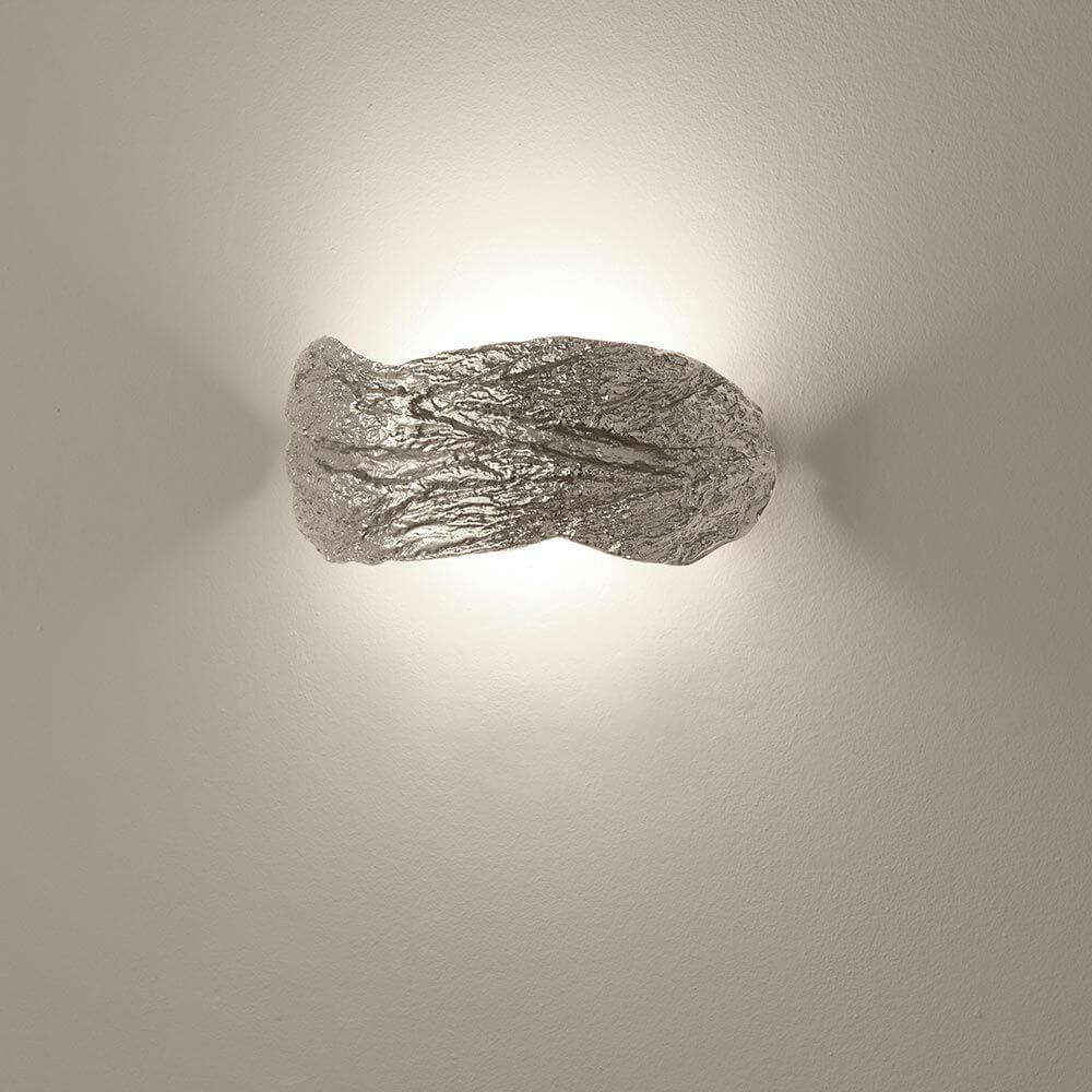 Terzani Wabi Design-Wandlampe in silberner Oberfläche, inspiriert von rustikaler Einfachheit und natürlicher Eleganz.